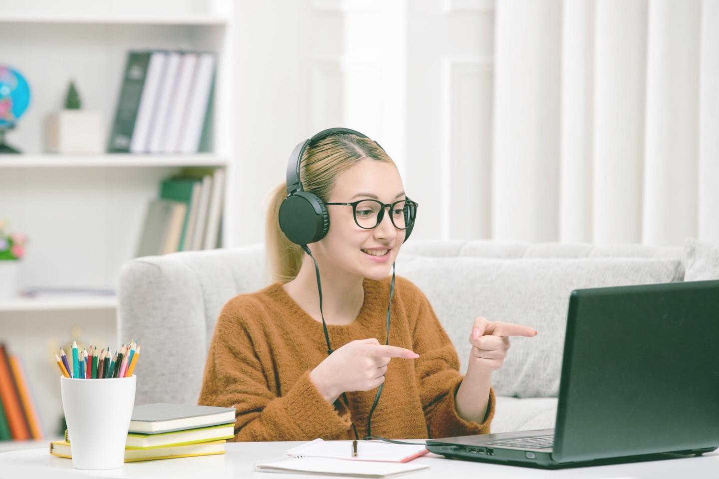 Ambiente di studio digitale con materiali formativi sugli investimenti